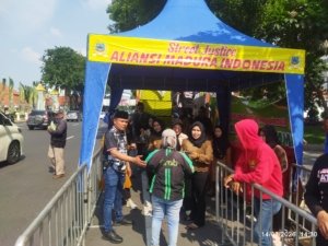 AMI Gelar Baksos di Depan Grahadi, Salurkan 2.000 Paket Beras kepada Masyarakat