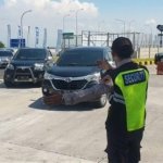 Kendaraan pemudik saat arus balik antre masuk ke Rest Area 725A Tol Surabaya Mojokerto