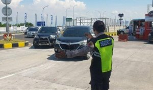 Kendaraan pemudik saat arus balik antre masuk ke Rest Area 725A Tol Surabaya Mojokerto