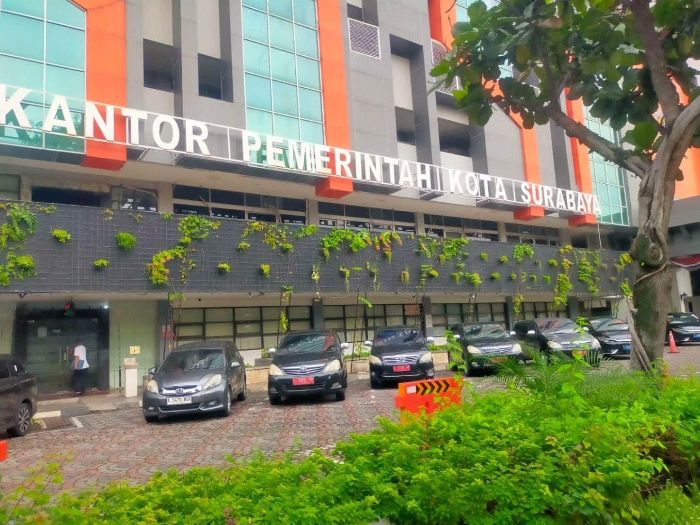 Pemkot Surabaya Membantah Kepemilikan Mobil Pelat Merah yang Terekam dalam Video Arus Mudik 1 Pemkot Surabaya Mobil Plat Merah