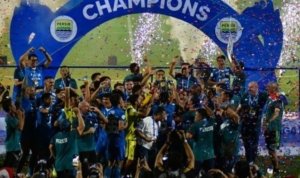 Persib-angkat-trofi-juara-Liga-1-20232024.jpg Andrew Jung, Liga 1 Indonesia, Persib Bandung,