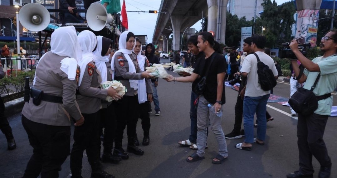 Sejukkan Ramadhan, Polda Metro Jaya Kedepankan Pendekatan Humanis Dan Tim Sholawat Dalam Pelayanan Penyampaian Aspirasi Mahasiswa
