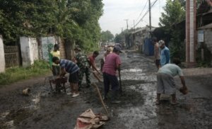 Semangat Gotong Royong, Sertu Aris Bersama Warga Cor Jalan Rusak
