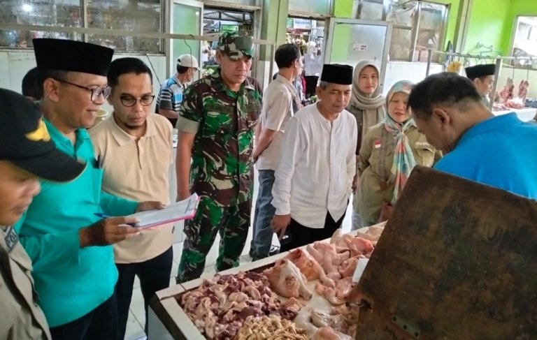 Kodim dan Pemkab Trenggalek Pantau Harga Sembako di Pasar Tradisional