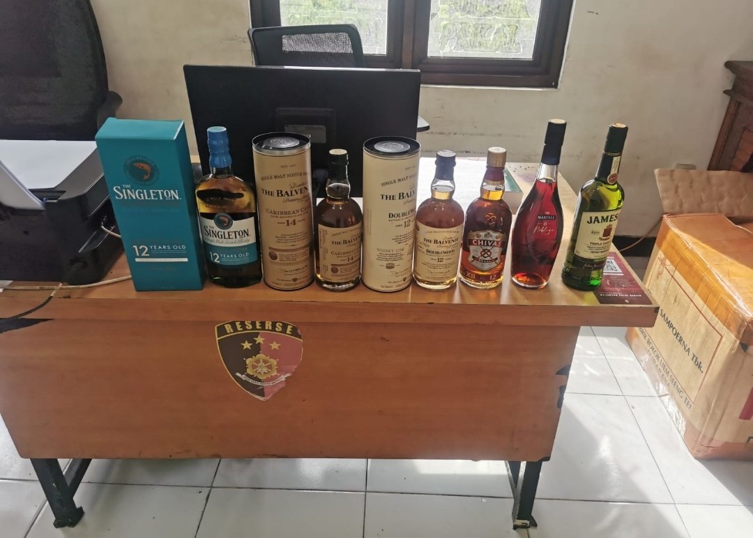 Polrestabes Surabaya Amankan Ratusan Liter Miras Ilegal di Lakarsantri