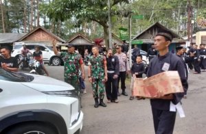 PSHT Bersama TNI-Polri Bagikan Takjil kepada Warga di Trenggalek