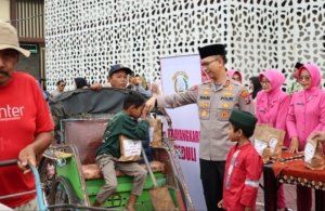 Polres Trenggalek dan Bhayangkari Berbagi Ratusan Menu Buka Puasa Gratis
