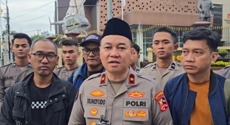 Polri dan Jurnalis Bagikan 1.500 Takjil kepada Masyarakat di Sekitar Mabes Polri