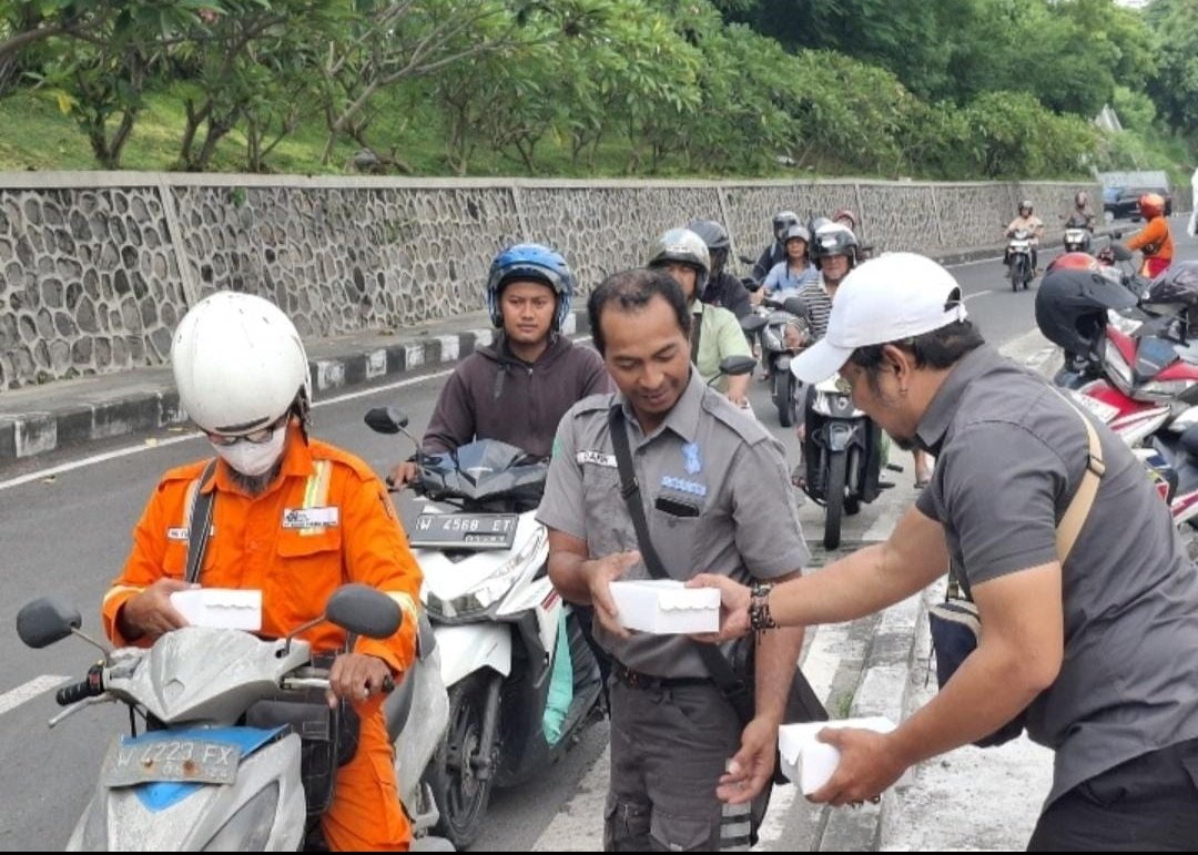 Gresik Ramadhan: Perusahaan PT AQIILAH DUTA BALISFA Berbagi Takjil untuk Masyarakat