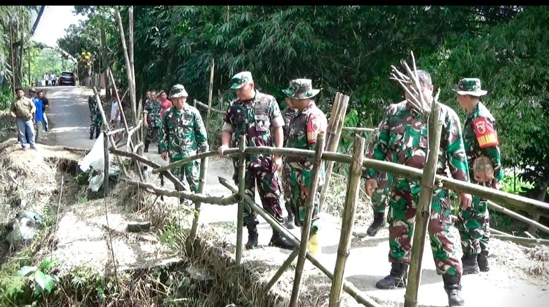 Danrem Untoro Tinjau 3 Lokasi Rencana Pemasangan Jembatan Armco di Blitar