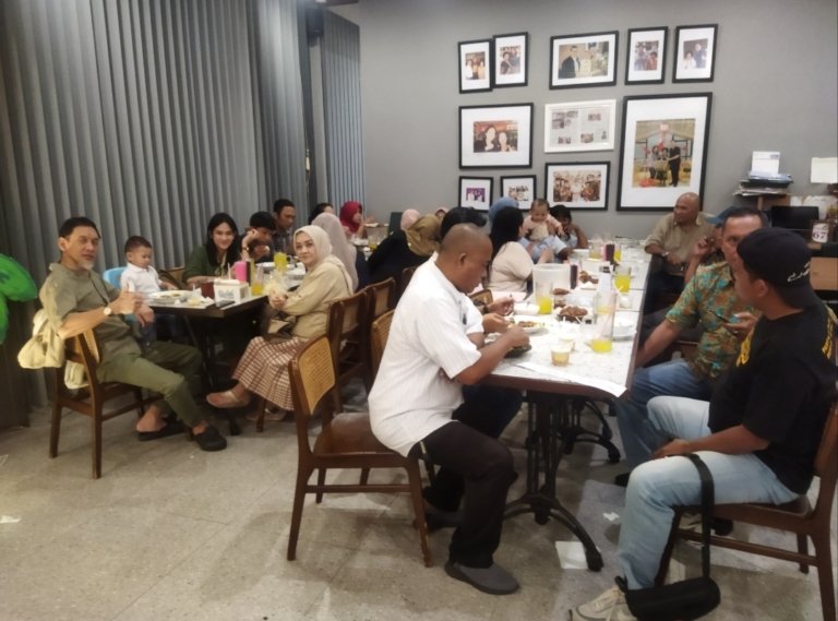 Bukber Penuh Keakraban, Dr. Erwin Ramawan, Sp.OT(K), Bersama Keluarga dan Jurnalis di Surabaya