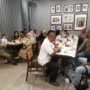 Bukber Penuh Keakraban, Dr. Erwin Ramawan, Sp.OT(K), Bersama Keluarga dan Jurnalis di Surabaya