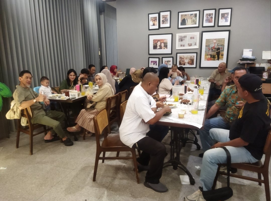 Bukber Penuh Keakraban, Dr. Erwin Ramawan, Sp.OT(K), Bersama Keluarga dan Jurnalis di Surabaya