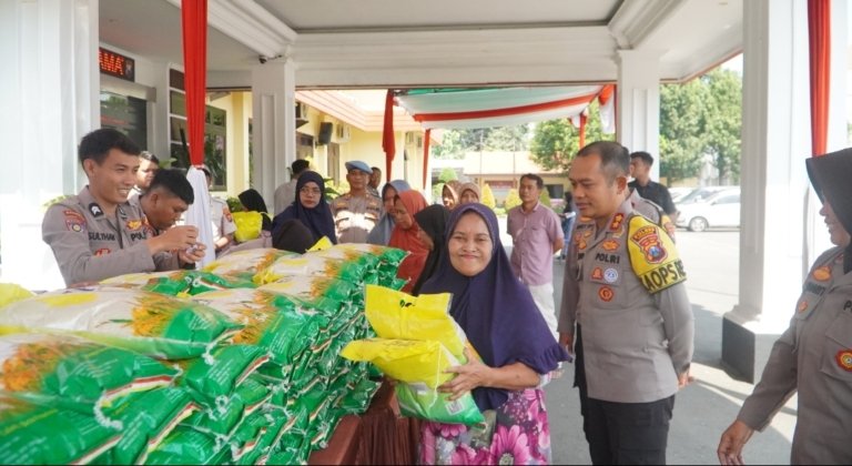 Gerakan Pangan Murah Polri, Polres Pasuruan Berhasil Salurkan 45 Ton Beras untuk Masyarakat