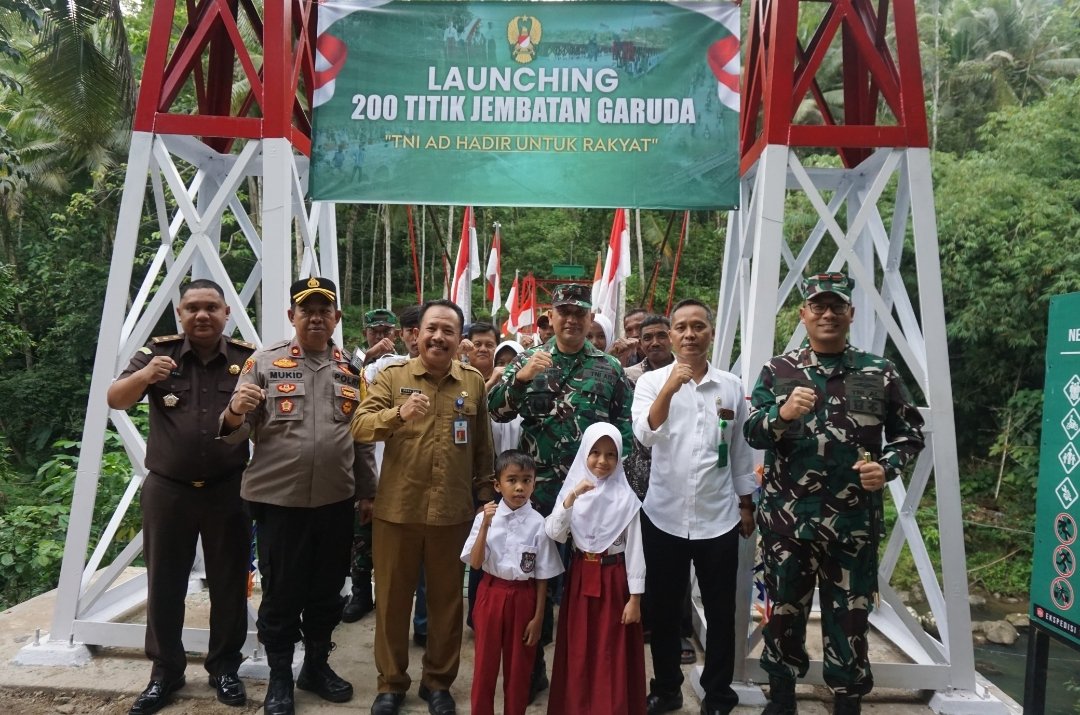 Sinergi TNI dan Warga, Pembangunan Jembatan di Desa Pagutan Pacitan Resmi Rampung