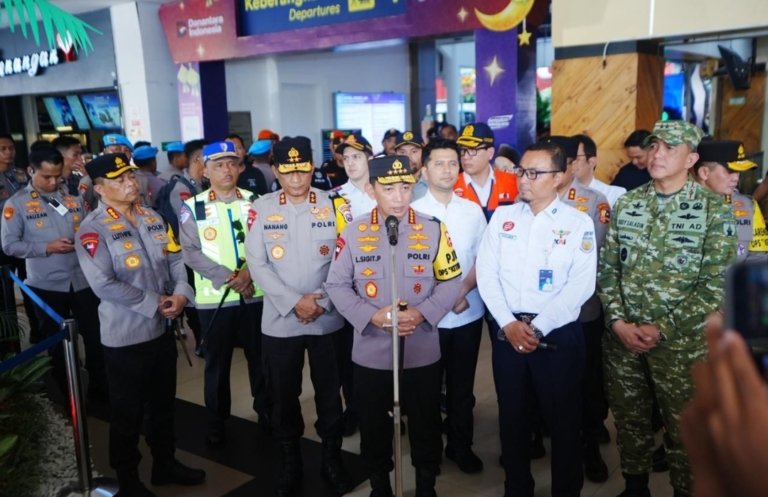 Tinjau Stasiun Surabaya Gubeng, Kapolri Instruksikan Beri Pelayanan Maksimal ke Pemudik
