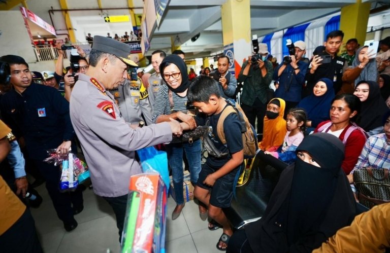 Tinjau Terminal Purabaya, Kapolri ke Sopir Bus: Hati-Hati dan Jaga Keselamatan Pemudik