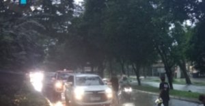 Hujan Tak Surutkan Semangat, MAKI Jatim Tebar 250 Paket Takjil untuk Pengguna Jalan