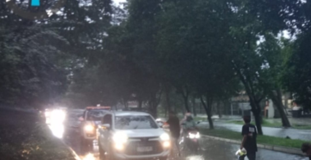 Hujan Tak Surutkan Semangat, MAKI Jatim Tebar 250 Paket Takjil untuk Pengguna Jalan 1 Hujan Tak Surutkan Semangat, MAKI Jatim Tebar 250 Paket Takjil untuk Pengguna Jalan