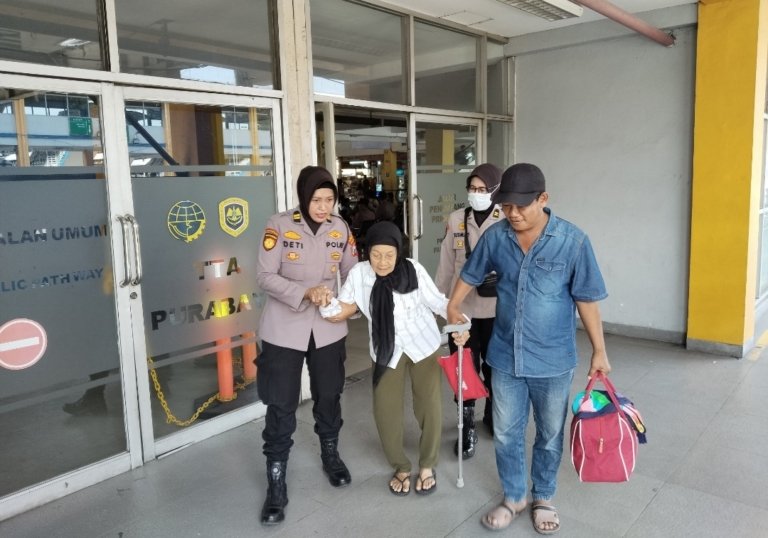 Layanan Humanis Polwan Polresta Sidoarjo Bantu Lansia di Terminal Purabaya Saat Arus Mudik