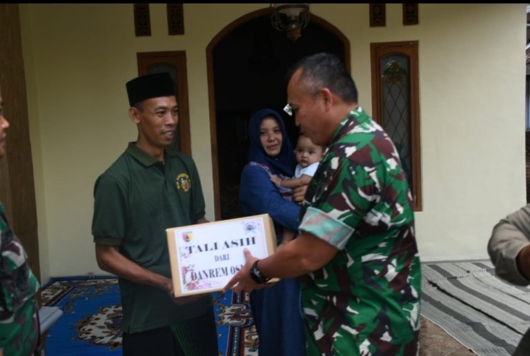 Rumah Anggotanya Ludes Terbakar, Danrem Untoro Beri Bantuan