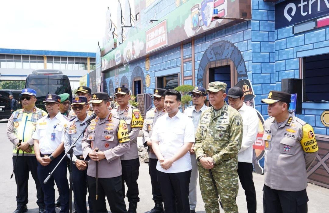 Kapolri Tinjau Terminal Purabaya Didampingi Pangdam V/Brawijaya Pastikan Keamanan Mudik Lebaran dan Kesiapan Transportasi Nasional 1 Kapolri Tinjau Terminal Purabaya Didampingi Pangdam V/Brawijaya Pastikan Keamanan Mudik Lebaran dan Kesiapan Transportasi Nasional
