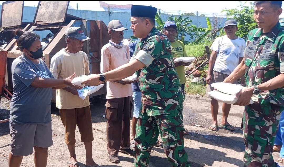 Korem 081/DSJ Salurkan Zakat Fitrah Hampir 1 Ton Beras