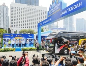 Kapolri Lepas 80 Bus Mudik Gratis, Pastikan Kesiapan Sopir Antar Masyarakat ke Tujuan