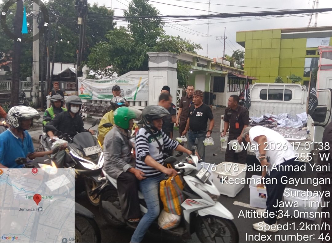 Peduli Pengendara, MAKI Jatim Bagikan Takjil Lengkap Jelang Berbuka
