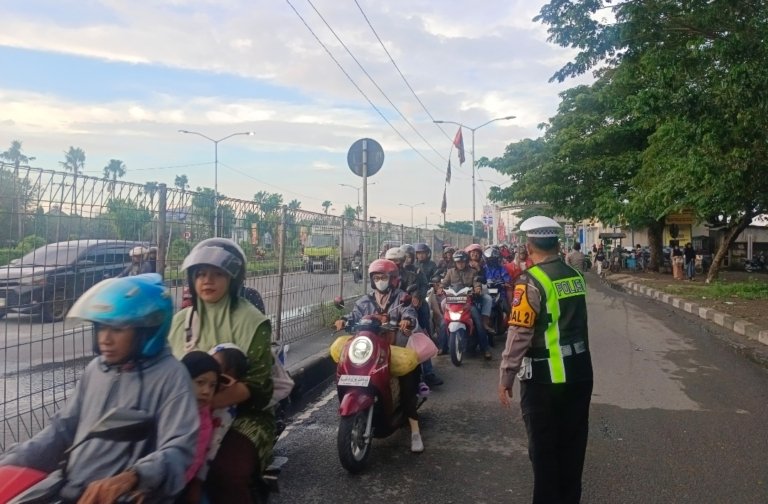 Jamin Kelancaran Arus Mudik, Polres Pelabuhan Tanjung Perak Siagakan Pengamanan di Pos Suramadu
