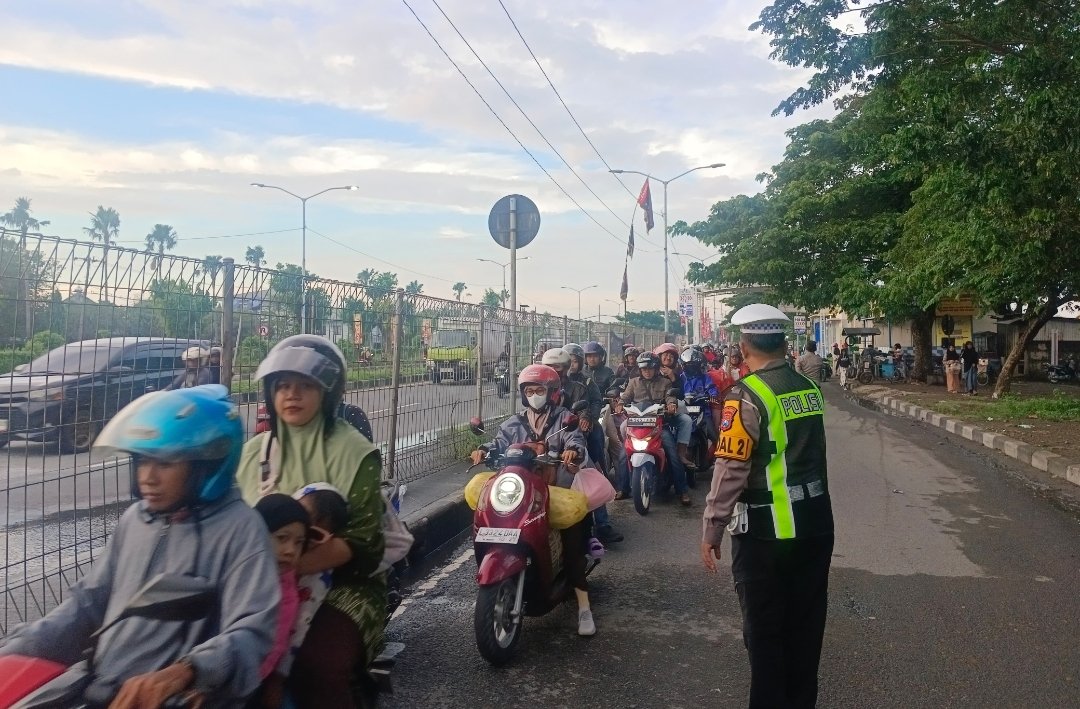 Jamin Kelancaran Arus Mudik, Polres Pelabuhan Tanjung Perak Siagakan Pengamanan di Pos Suramadu