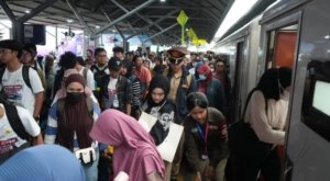 Puncak Arus Mudik, Stasiun Gubeng dan Pasarturi Dipadati Penumpang