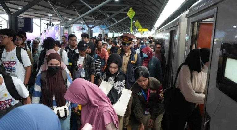Puncak Arus Mudik, Stasiun Gubeng dan Pasarturi Dipadati Penumpang