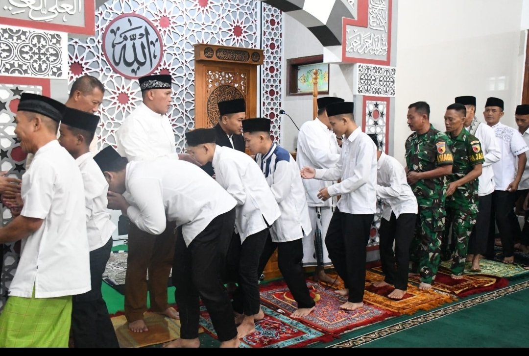 Kebersamaan Keluarga Besar Korem 081/DSJ di Hari yang Fitri 1 Kebersamaan Keluarga Besar Korem 081/DSJ di Hari yang Fitri