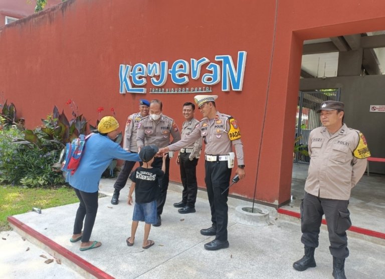 Polres Pelabuhan Tanjung Perak Intensifkan Pengamanan di Wisata Pantai Kenjeran Selama Lebaran.