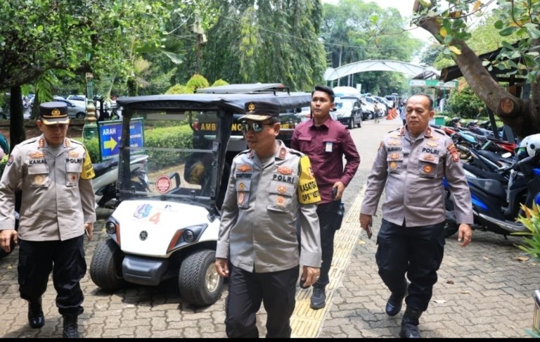 Tinjau Kawasan Wisata Ragunan, Polri Pastikan Keselamatan dan Kenyaman Masyarakat Saat Libur Lebaran