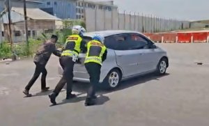 Respons Cepat Polantas Gresik Bantu Kendaraan Pemudik Mogok di Sembayat