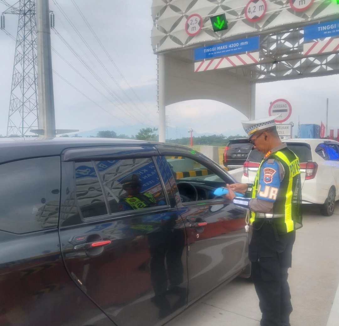 Polda Jatim Terapkan Mobile Reader di Gerbang Tol Situbondo Barat