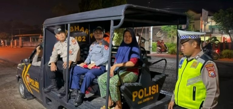 Sigap dan Humanis Polisi Bantu Pemudik yang Tersesat di Ngawi