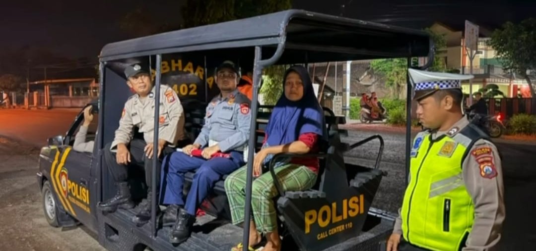 Sigap dan Humanis Polisi Bantu Pemudik yang Tersesat di Ngawi