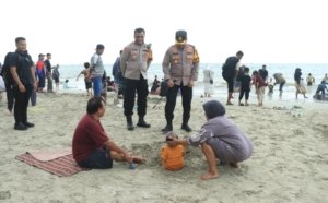 Kapolres Gresik Tinjau Pantai Dalegan Pastikan Keamanan Wisatawan