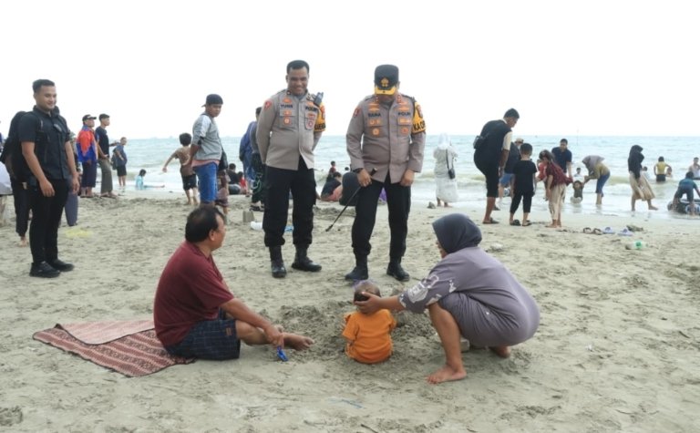 Kapolres Gresik Tinjau Pantai Dalegan Pastikan Keamanan Wisatawan