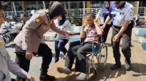 Sigapnya Polwan Polresta Sidoarjo Bantu Disabilitas di Terminal Purabaya saat Arus Balik