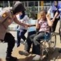 Sigapnya Polwan Polresta Sidoarjo Bantu Disabilitas di Terminal Purabaya saat Arus Balik