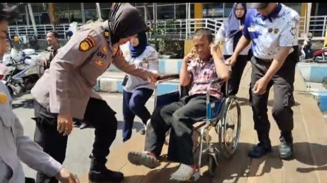Sigapnya Polwan Polresta Sidoarjo Bantu Disabilitas di Terminal Purabaya saat Arus Balik 1 Sigapnya Polwan Polresta Sidoarjo Bantu Disabilitas di Terminal Purabaya saat Arus Balik