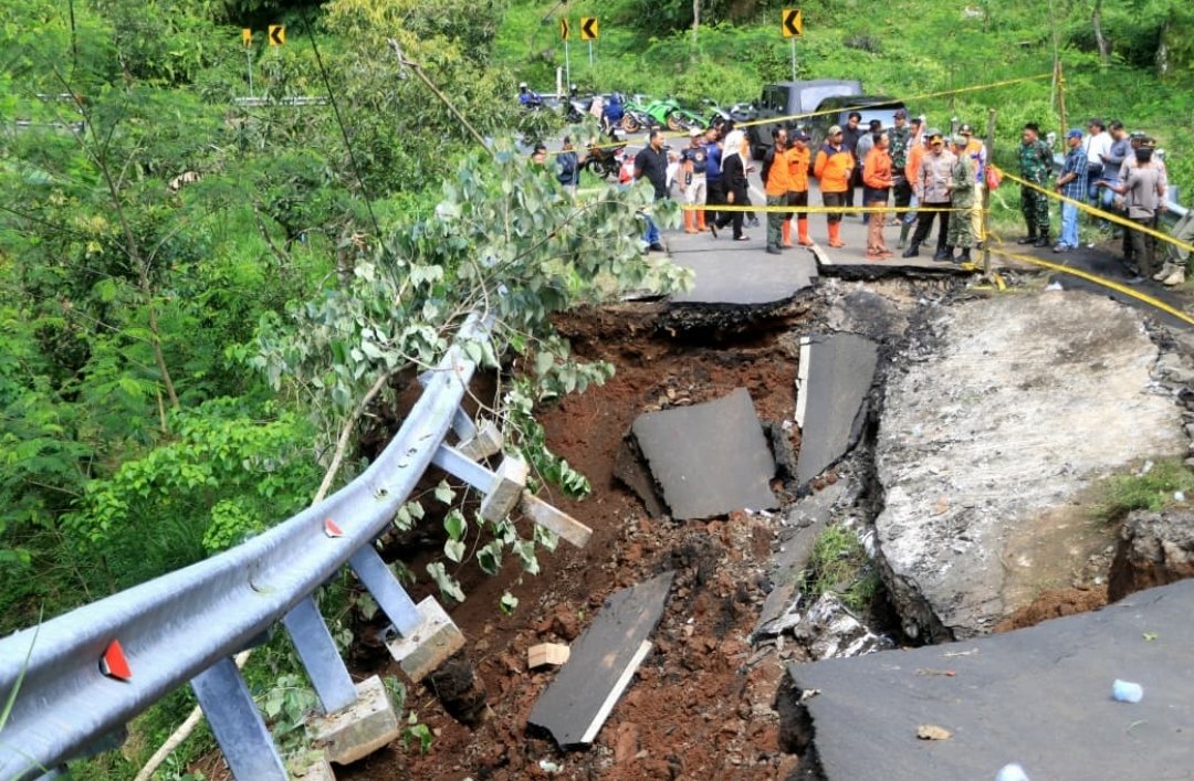 Polres Probolinggo Pasang Police Line, Akses ke Air Terjun Madakaripura Ditutup Sementara 1 Polres Probolinggo Pasang Police Line, Akses ke Air Terjun Madakaripura Ditutup Sementara