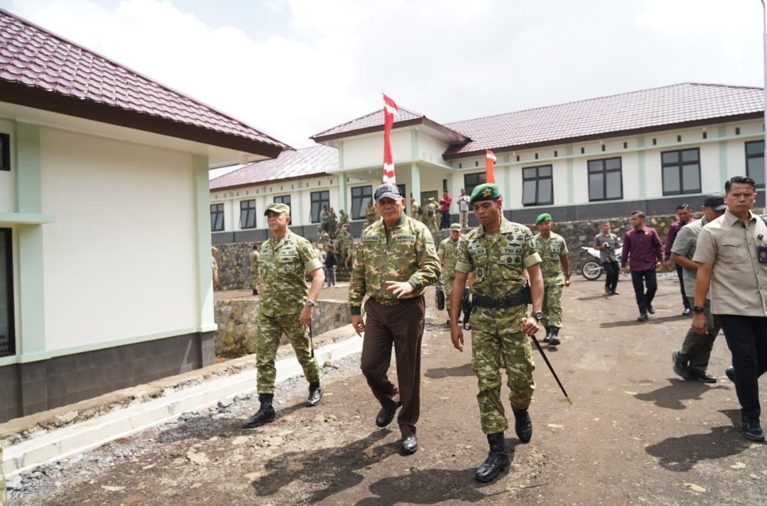 Pangdam V/Brawijaya Dampingi Menhan RI Tinjau Kesiapan Yonif TP 836/BY di Probolinggo