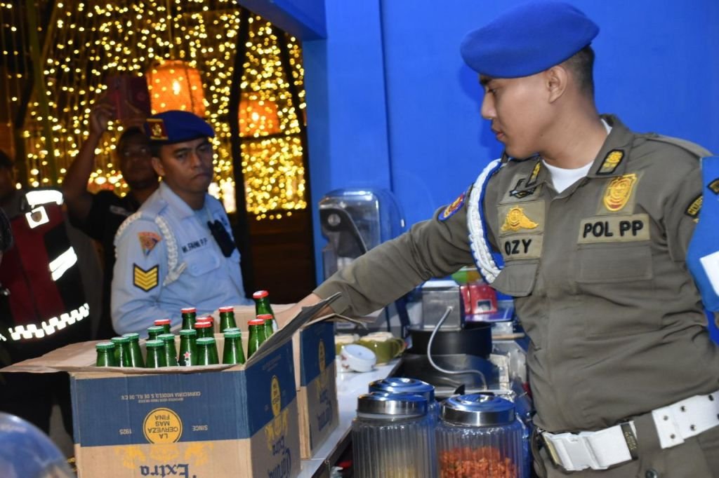 Penegakan Aturan Selama Ramadan di Surabaya: Satpol PP Sita Minuman Beralkohol dari Restoran 1 Satpol PP ,Minuman Beralkohol