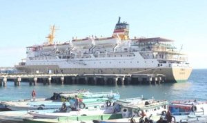 km awu sandar di pelabuhan tenau