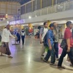 penumpang memadati Terminal Purabaya Surabaya pada H4